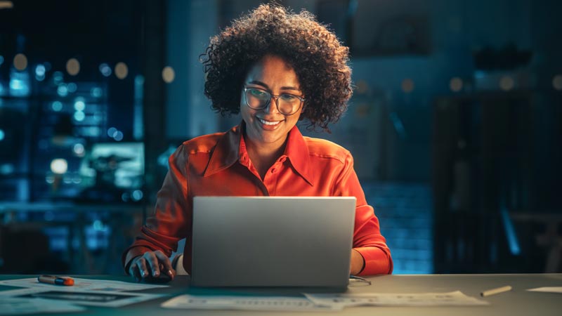 mulher a trabalhar no portátil